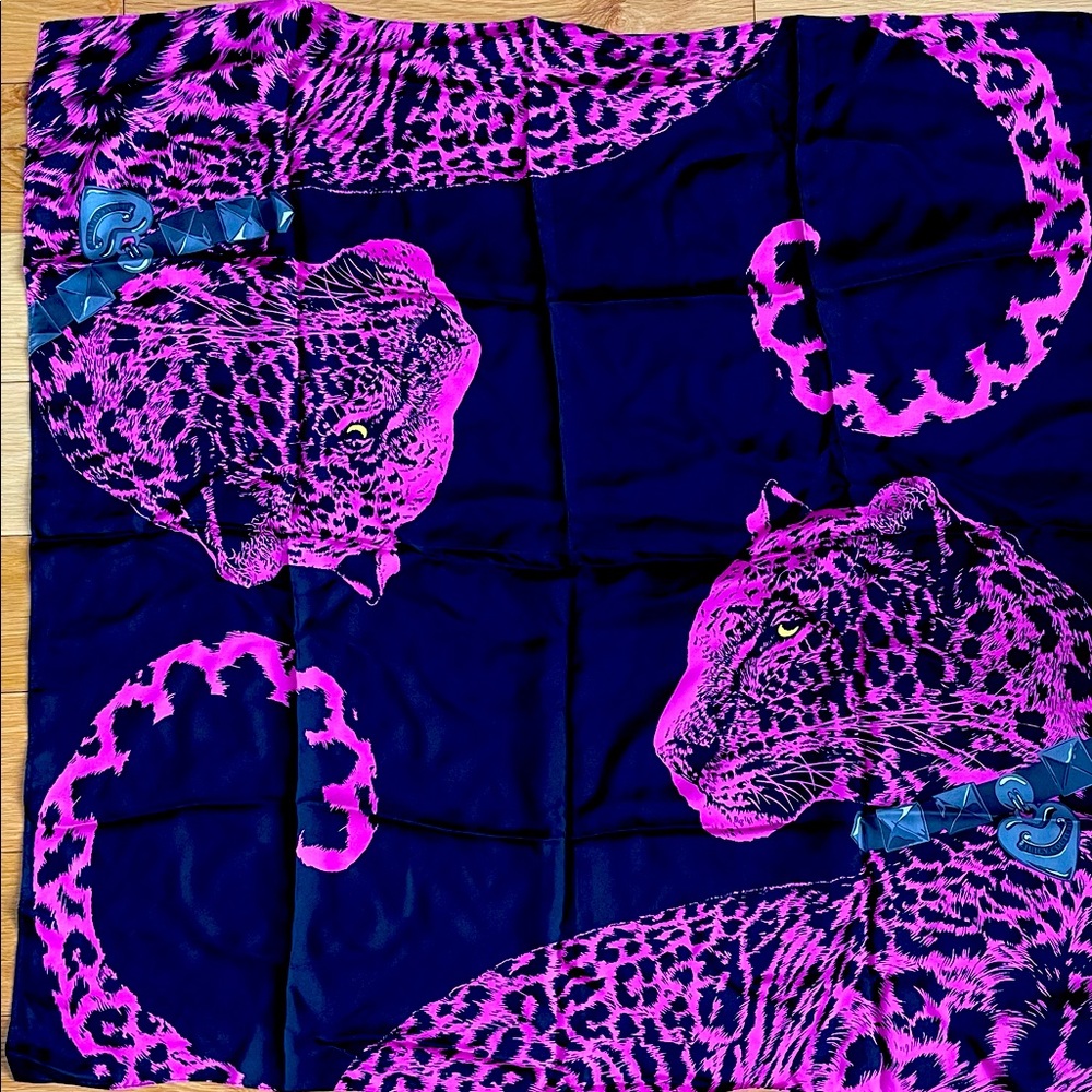 Juicy couture 100% silk (35”x35”)